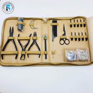 Könnte beinhalten: Eine braune Ledertasche mit Reißverschluss, die ein Set an Schmuckwerkzeugen enthält. Die Werkzeuge umfassen Zangen, Schneidewerkzeuge, einen Kamm, eine Nadel und ein kleines Behälter mit Perlen.