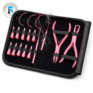 Peut inclure: Un étui noir zippé contenant divers outils roses, notamment des pinces, des aiguilles et des clips. Les outils sont disposés sur un intérieur en feutre noir. L'étui porte le logo "SURGLEE INDUSTRY" dans le coin supérieur gauche.