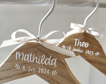 Personalisierter Babykleiderbügel - Datum | Geschenk zur Geburt oder Taufe | Baby Kleiderbügel Holz