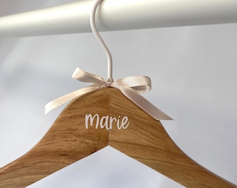 Personalisierter Kinderkleiderbügel – Name | Geschenk zum Kita Start | Holzkleiderbügel mit Namen für Kita & Kindergarten