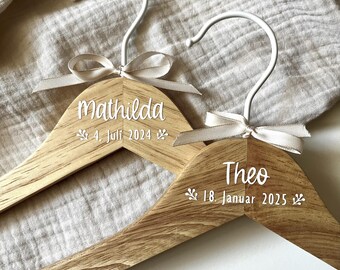 Personalisierter Kinderkleiderbügel - Datum | Geschenk zum Geburtstag oder zur Taufe | Kinder Kleiderbügel Holz