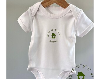 Personalisierter Babybody "Wo das Wunder begann" mit Namen des Babys & Koordinaten des Geburtsortes | Geschenk zur Geburt und Taufe