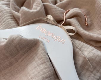Personalisierter Hochzeitskleiderbügel – Braut, Trauzeugin oder Bridesmaid | Kleiderbügel Hochzeit Holz Weiß | Geschenk Braut Getting Ready