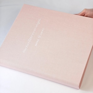 Könnte beinhalten: Ein Set aus drei Keramikbechern mit gesprenkelter, matter Oberfläche. Die Becher sind in Creme-, Hellgrau- und Dunkelgrautönen gehalten. Jeder Becher hat ein schlichtes, minimalistisches Design und einen abgerundeten Henkel.