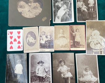 12 Neonati e bambini. Raccolta di fotografie antiche in bianco e nero. Oggetti da collezione vittoriani ed edoardiani. Gemelli. Bambole. Moda. Nove di cuori