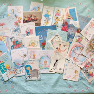 Paquete grande de tarjetas de nacimiento de los años 60 (28). Gráficos y diseños maravillosos. Ideales para scrapbooking y escaneo. Papel efímero. Nacimientos. Bebés.