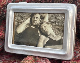 Photographie des années 30 de deux hommes dormant dans le parc. Bouton-pression noir et blanc dans un cadre en aluminium. Costumes de natation en tricot. Cleveland en Angleterre. Intérêt gay.