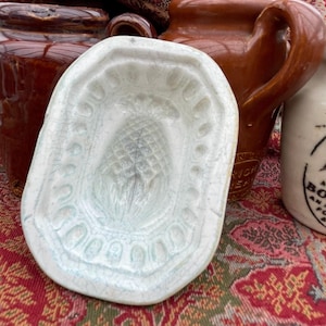 Antik miniatyrgeléform. Viktoriansk Kitchenalia. Järnsten. Övervåningen, nedervåningen. Mrs Bridges. Downton Abbey. Ananas. Shabby Chippy.