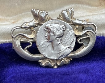 Antike Jugendstil Brosche aus Silber & Teilvergoldet. Französisch 1890 - 1910. Frau oder Nymphe mit Flügeln. Sammlerstücke viktorianischen Schmuck.