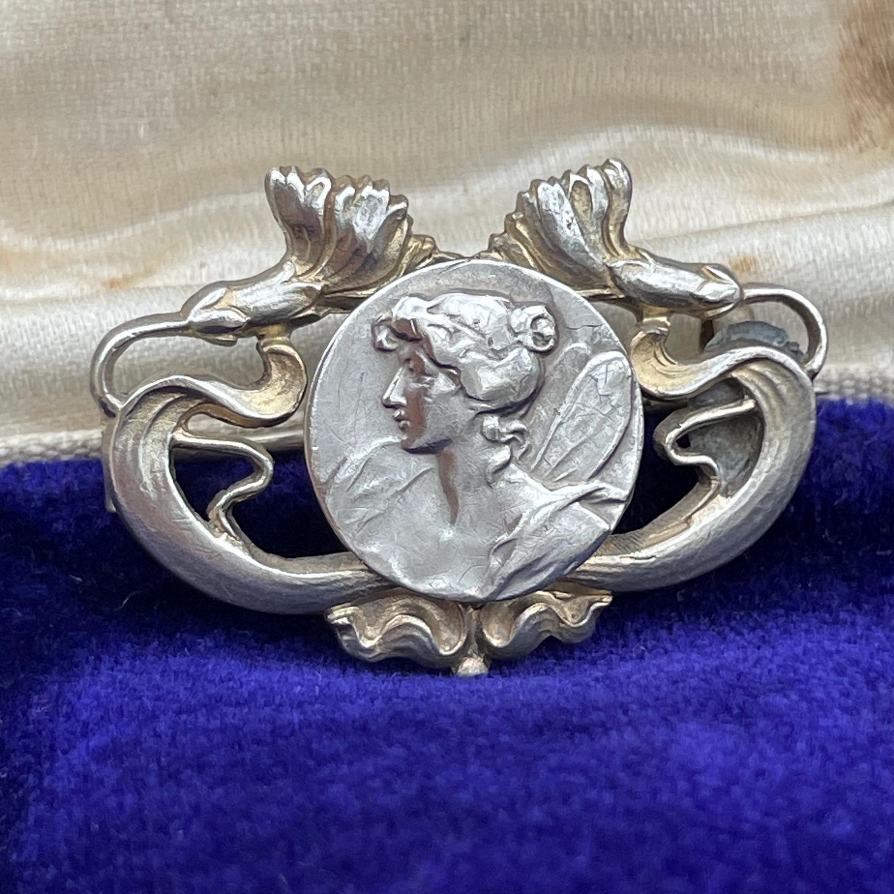 Broche Belle Époque Dentelle Florale Lys Sertie De CZ Bleus - Rhodisée, Neuf Sans Emballage