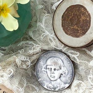 Antique Medal 1918. Dinah Bulcke. Famous Belgian Artist. Original Art Nouveau Box. Pierre Theunis. Fonson. Rare Collectable Belgium Souvenir