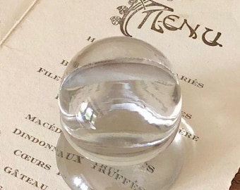 Portamenús de cristal Art Déco con menú de desayuno de boda francés original de la década de 1930. Impresionante bola de cristal soplado a mano. Expositor de fotos.
