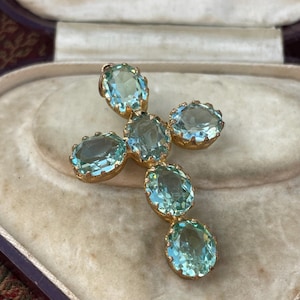 精巧なアンティークのペースト製十字架。アクアブルーのガラス。1800年代初頭～中期。ジョージアン・ヴィクトリア朝時代。金メッキのピンチベック製。アクアマリン。ジェーン・オースティン。