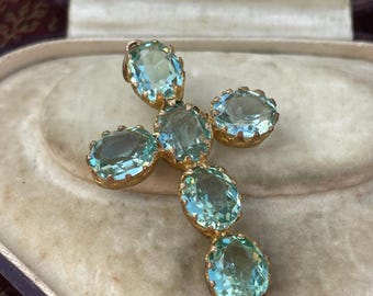 精巧なアンティークのペースト製十字架。アクアブルーのガラス。1800年代初頭～中期。ジョージアン・ヴィクトリア朝時代。金メッキのピンチベック製。アクアマリン。ジェーン・オースティン。