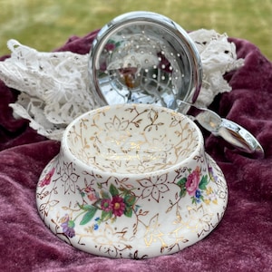 Engelsk lantlig tesil och stativ. Cottagecore kök. 1950-talets midvinter Staffordshire Porslin. Vintage eftermiddagste styling rekvisita.