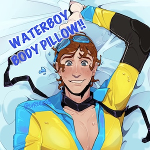 Puede incluir: Ilustración de una almohada corporal con el texto "WATERBOY BODY PILLOW!!". La almohada presenta un personaje de dibujos animados con un atuendo azul y amarillo, con gafas y una bufanda negra. El personaje tiene cabello castaño y está sonriendo.
