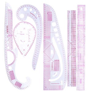 Pode incluir: Um conjunto de réguas e curvas de plástico transparente, tingido de rosa, para desenho e costura. O conjunto inclui várias formas, como réguas retas, curvas francesas e um modelo em forma de gota, todas marcadas com medidas em centímetros.
