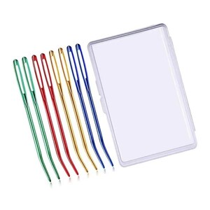 Könnte beinhalten: Ein Set aus acht Nähnadeln mit großem Öhr in den Farben Metallic-Grün, Rot, Gold und Blau, paarweise angeordnet neben einem rechteckigen, durchsichtigen Kunststoffetui. Die Nadeln haben eine gebogene Spitze und ein langes, breites Nadelöhr.