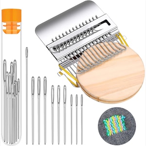 Könnte beinhalten: Eine Sammlung von Nähwerkzeugen, darunter Nadeln in einem transparenten Röhrchen mit orangefarbenem Verschluss, ein silbernes Metallwebwerkzeug mit Holzsockel und eine kleine Stickprobe mit bunten Fäden.