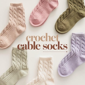 Peut inclure: Six paires de chaussettes en crochet torsadé de différentes couleurs pastel, dont le rose, le vert et le lavande, sont disposées sur une surface blanche. Les chaussettes présentent un motif en tricot torsadé texturé. Le texte "crochet cable socks" est affiché.