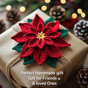 Könnte beinhalten: Ein Geschenkpaket mit einer handgefertigten roten Weihnachtssternblume und grünen Blättern. Die Blume hat eine gelbe Mitte. Das Geschenk ist in braunes Papier gewickelt und mit Bindfaden verschnürt. Text auf dem Bild: Perfektes handgemachtes Geschenk für Freunde und Lieben.