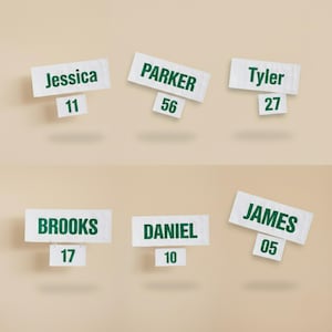 Puede incluir: Seis etiquetas rectangulares blancas con texto y números verdes. Las etiquetas muestran nombres: Jessica, Parker, Tyler, Brooks, Daniel y James. Cada etiqueta de nombre tiene una etiqueta de número correspondiente debajo.