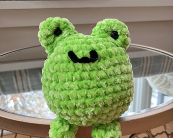 Rana de peluche tejida a crochet hecha a mano