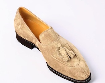 Chaussures pour homme en daim beige à pampilles, faites à la main, mocassins en daim à enfiler