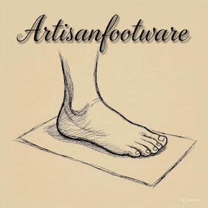 Puede incluir: Un dibujo a pluma y tinta de un pie apoyado sobre una superficie rectangular. La palabra "Artisanfootware" está escrita en cursiva encima del pie. El fondo es de color beige claro.