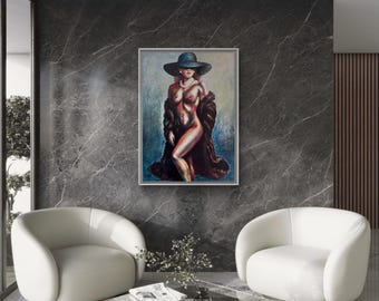 Puede incluir: Una pintura al óleo de una mujer con sombrero y abrigo de piel cuelga de una pared de mármol gris. Dos sillones blancos miran hacia la pintura, con una mesa de centro de cristal y una alfombra redonda delante. La habitación tiene una decoración moderna.