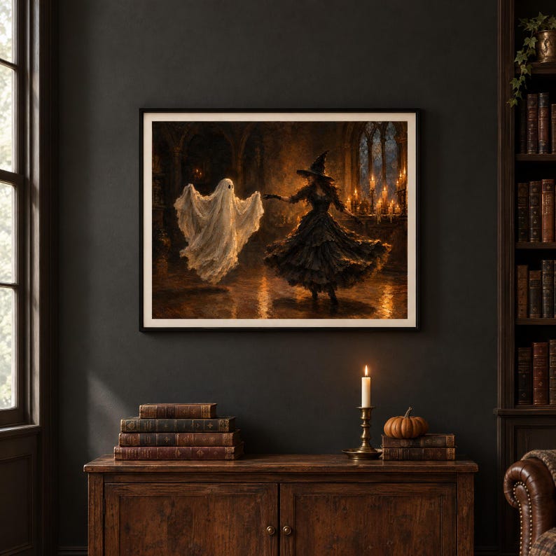 Puede incluir: Una impresi&oacute;n de arte mural enmarcada que muestra a un fantasma blanco y una figura con vestido negro bailando en una habitaci&oacute;n oscura con ventanas arqueadas y velas encendidas. La escena presenta una luz dorada reflejada en el suelo.