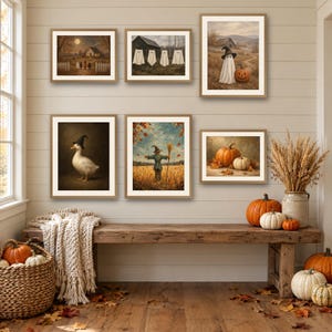 K&ouml;nnte beinhalten: Eine Galeriewand mit f&uuml;nf gerahmten Drucken zu Herbst- und Halloween-Themen, darunter Geister, eine Ente mit Hexenhut, eine Vogelscheuche und K&uuml;rbisse, angebracht &uuml;ber einer Holzbank mit K&uuml;rbissen und einem geflochtenen Korb.