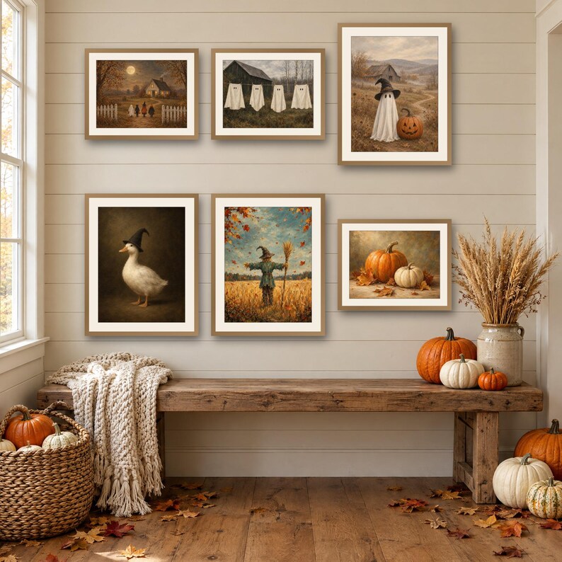 K&ouml;nnte beinhalten: Eine Galeriewand mit f&uuml;nf gerahmten Drucken zu Herbst- und Halloween-Themen, darunter Geister, eine Ente mit Hexenhut, eine Vogelscheuche und K&uuml;rbisse, angebracht &uuml;ber einer Holzbank mit K&uuml;rbissen und einem geflochtenen Korb.