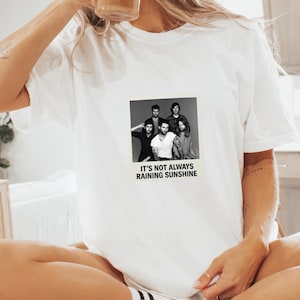 Camiseta de fan de Maroon 5, camiseta &quot;It&#39;s Not Always Raining Sunshine&quot;, camiseta de Adam Levine, regalo vintage para amantes de la música, camiseta de concierto emotivo, Maroon5