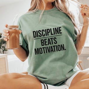 Discipline Beats Motivation T-Shirt: Übergroßes Gym T-Shirt, mentale Stärke