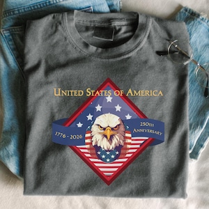 Puede incluir: Un juego de tres tazas de cerámica con un acabado mate moteado. Las tazas son de color crema, gris claro y gris oscuro. Cada taza tiene un diseño simple y minimalista.