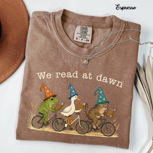 Comfort Colors® Maglietta We Read At Dawn Maglietta Bibliophile T-Shirt Anfibio Grafica Girocollo Estetica Foresta Regalo per Autore Scrittore Lettore