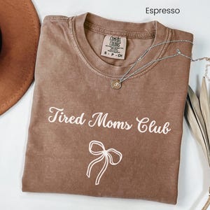 Comfort Colors New Mom Shirt Tired Moms Club Tee Mom Life Top Mother&#39;s Day Gift Overstimulated Moms Tee Bow Mum Clothing Motherhood Crewneck