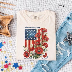 Comfort Colors® America fyller 250, jag fyller 50, 250-årsjubileum, 4 juli-tröja med blommig flagga, vallmoblomma, svärmorspresent