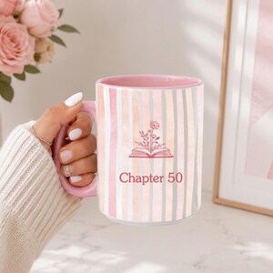 Kapitel 50 Kaffeetasse mit gestreiftem Aquarell-Design, 325 ml oder 440 ml, Geschenk zum 50. Geburtstag für lesebegeisterte Frauen, Kaffeetasse zum 50. Geburtstag