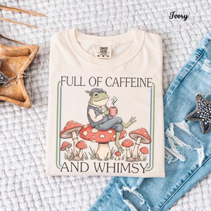 Comfort Colors® カフェインと気まぐれがいっぱいのシャツ 面白いカエル コア マッシュルームコア フォレストコア 気まぐれコア 美的Tシャツ 朝のカフェイン入りギフト
