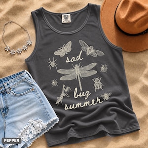 Regata Retro Sad Bug Summer Comfort Colors®, Camiseta com Insetos, Regata Cottagecore com Insetos, Camiseta de Verão com Tema da Natureza, Presente para Ela, Camiseta Fofa para Amantes de Insetos