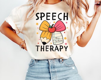 カスタムネームスピーチセラピーコンフォートカラーズ®シャツ、スピーチセラピストTシャツ、SLP Tシャツ、言語聴覚療法士シャツ、SLPチームギフト