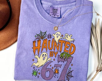 Camiseta "Haunted by 6 7 Halloween Comfort Colors®", camiseta con meme espeluznante, frase divertida viral de TikTok, chiste fantasmal de internet, camiseta de tendencia aterradora Six Seven