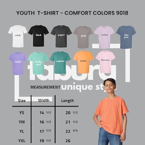 Puede incluir: Exhibici&oacute;n de camisetas juveniles en varios colores, incluyendo blanco, negro y azul vaquero. La imagen incluye una tabla de tallas con medidas en cm para ancho y largo. Un joven lleva una camiseta naranja.