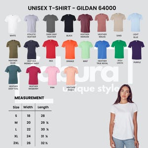 Pode incluir: Uma variedade de camisetas unissex Gildan 64000 em v&aacute;rias cores, incluindo branco, preto, vermelho e azul. A imagem tamb&eacute;m exibe uma tabela de tamanhos com medidas em cent&iacute;metros para largura e comprimento.