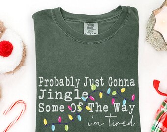 Camiseta Comfort Colors® com música de Natal, provavelmente vai tocar um pouco do jeito que estou cansado, camiseta de Natal engraçada para o feriado