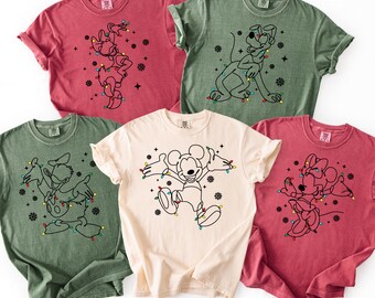 Camiseta navideña Mickey and Friends Comfort Colors®, Camiseta de luces navideñas de Disney, Camiseta navideña de Disneyland, Camiseta navideña de muy feliz Navidad