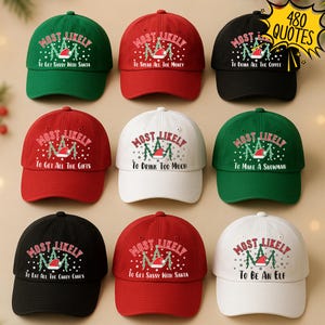 Peut inclure: Neuf casquettes de baseball de différentes couleurs, dont le vert, le rouge, le noir et le blanc. Chaque casquette porte l'inscription "MOST LIKELY" au-dessus d'un graphisme sur le thème de Noël et d'une déclaration humoristique différente, comme "To Get Sassy With Santa".