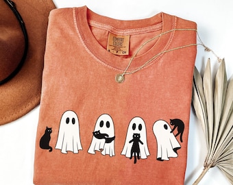 Halloween svart katt och spöke Comfort Colors®-skjorta, Halloween-spök-t-shirt, läskig säsongskatt-t-shirt, söt Halloween-gåva för kvinnor, kattälskare-t-shirt